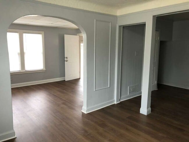 Building Photo - Charming Renovated 2-Bedroom Lower Unit – Section 8 Welcome