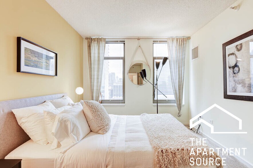 Building Photo - 353 N Desplaines St