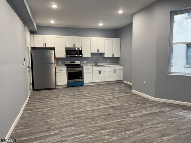 Building Photo - 155 Clifton Ave