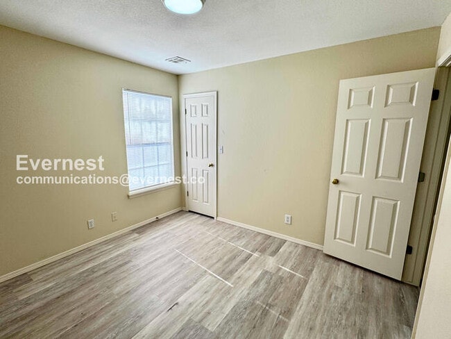 Building Photo - 3 Bed, 2 Bath Townhome with Attached Garage / Pet-Friendly / Available Now!