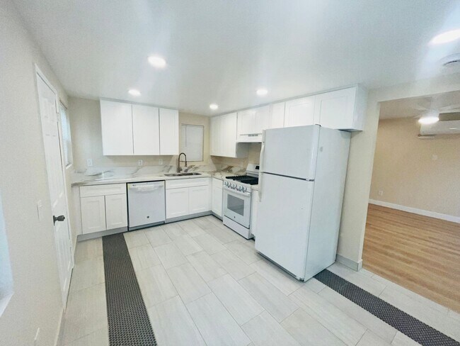 Building Photo - Remodeled 3 bedroom 2 Bath house