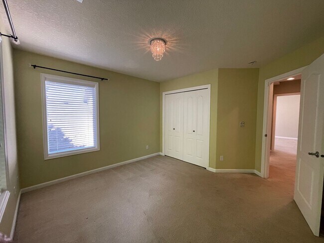 Building Photo - 5 Bed 2.5 Bath + a Den in Tigard/Bull Mountain - Solar Panels, Central A/C and More!