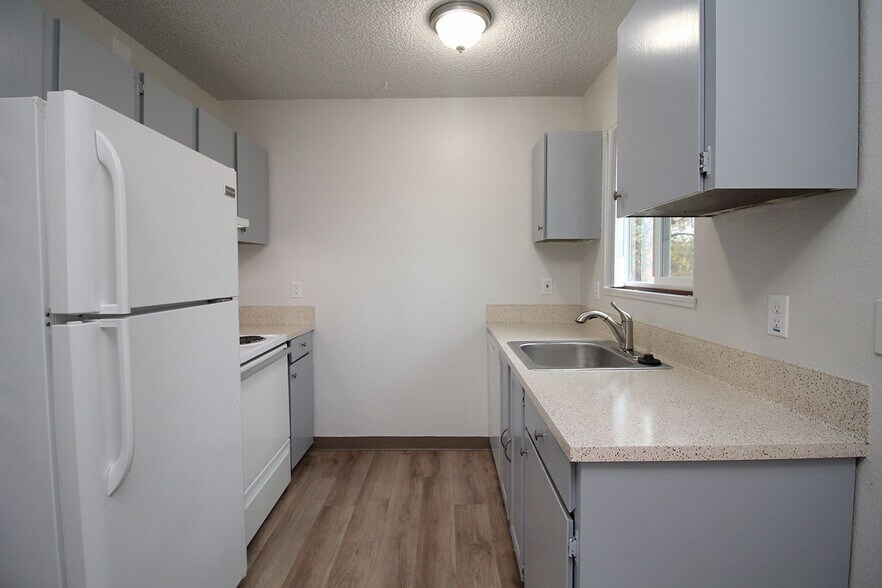 Building Photo - 5704 SW Beaverton Hillsdale Hwy