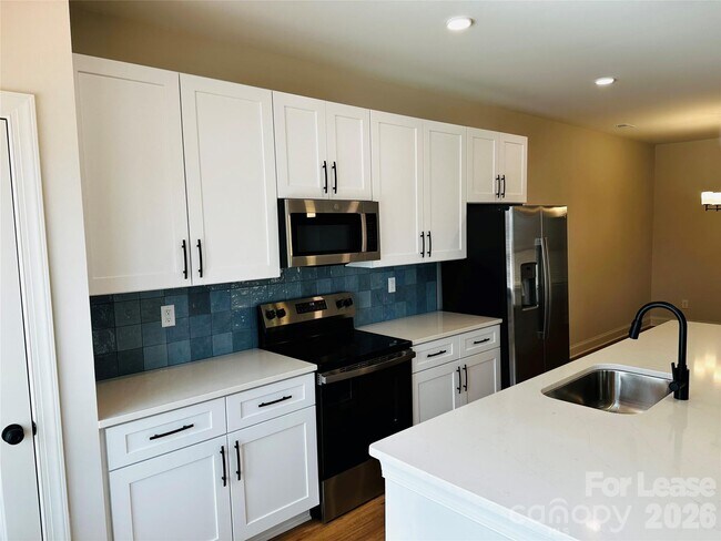 Building Photo - 525 N Linwood Ave