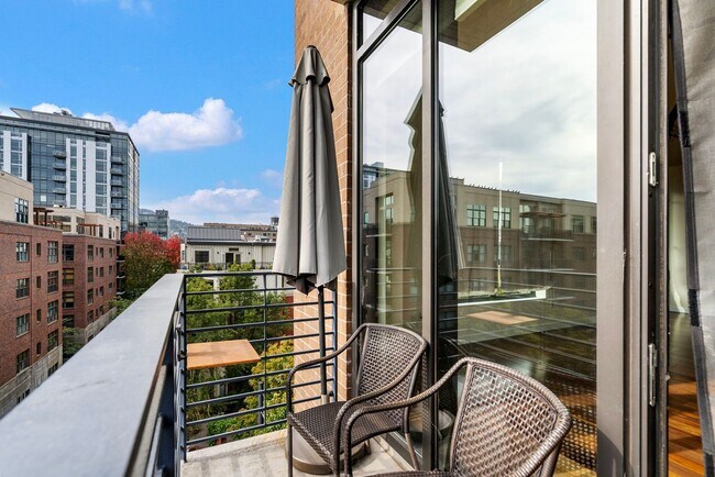 Building Photo - Park Place - 1 bed/1.5 bath/bonus room - Pearl District Condo w/NEW paint/bedroom carpet/parking/...