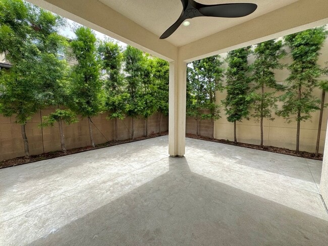 Building Photo - Beautiful 4Bd/3Ba Spacious Home in Costa M...