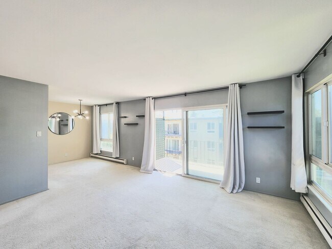 Building Photo - Top floor Woodlake condo, corner location