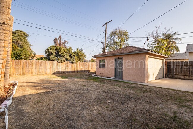 Building Photo - 2 Bedroom/1 Bath Home with Bonus Room  - $1650 per month!