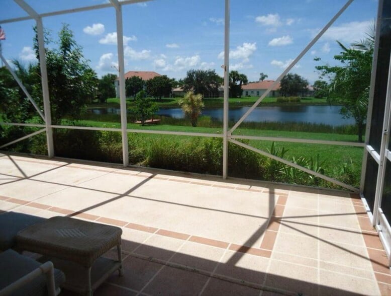 Building Photo - 895 SW Lake Charles Cir