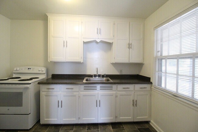 Building Photo - April FREE On This 1 Bedroom 1 Bath Duplex in Navy Hill Area in Olathe