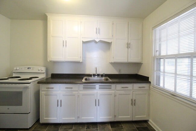 Building Photo - March FREE On This 1 Bedroom 1 Bath Duplex in Navy Hill Area in Olathe