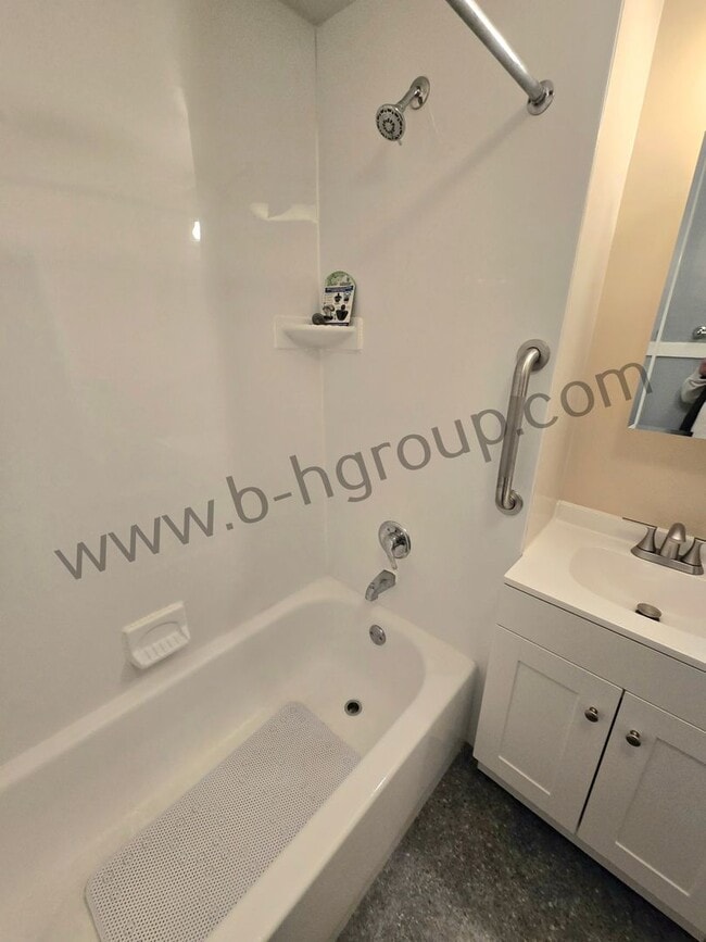 Building Photo - 405 61st St