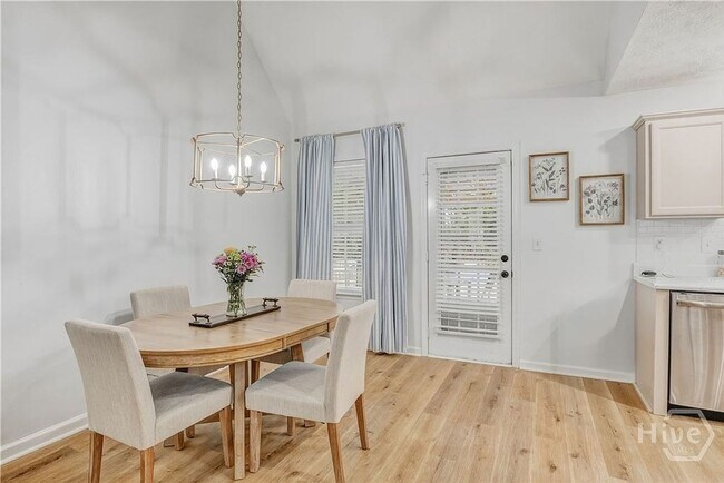 Building Photo - Beautiful 3BR/3BA Home with Private Pool in Commerce