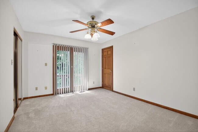 Building Photo - 3523 Hilltop Dr