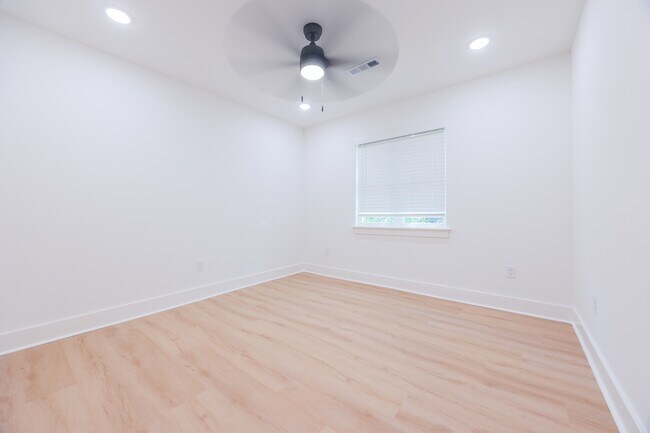 Building Photo - 2305 Laverne Ave