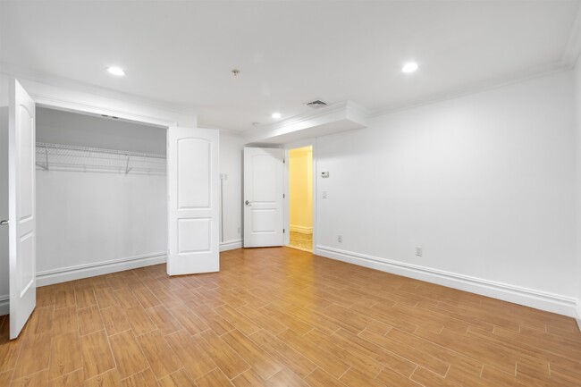 Building Photo - 2132 Linwood Ave