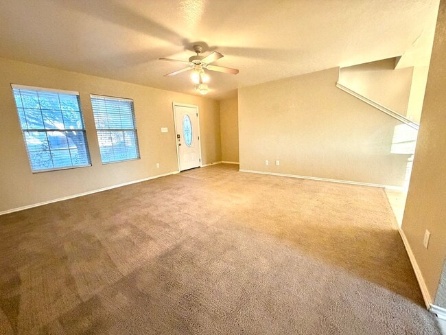 Building Photo - Spacious 3 Bed / 2.5 Bath Home with Large Yard & Lawn Care Included