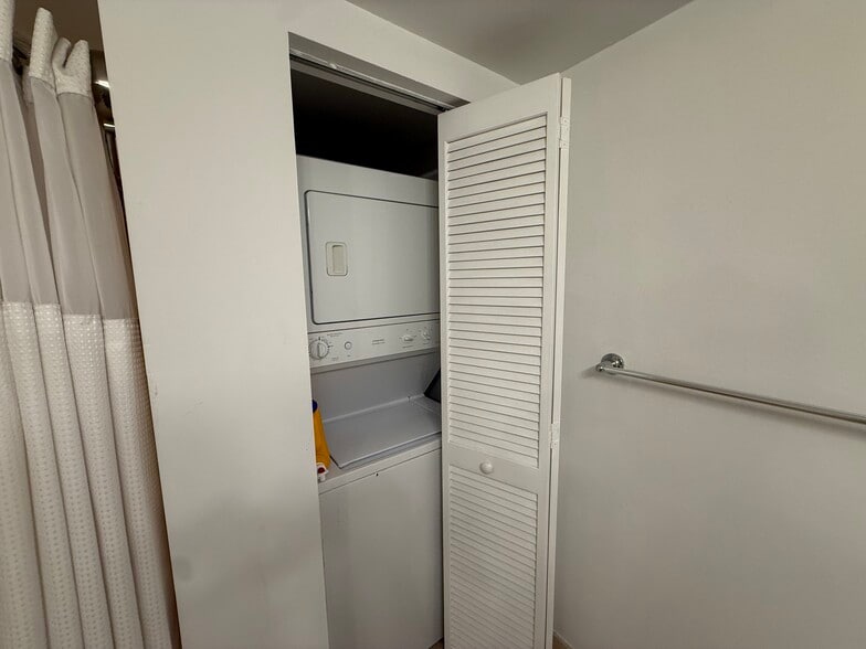 Building Photo - 31 SE 5th St