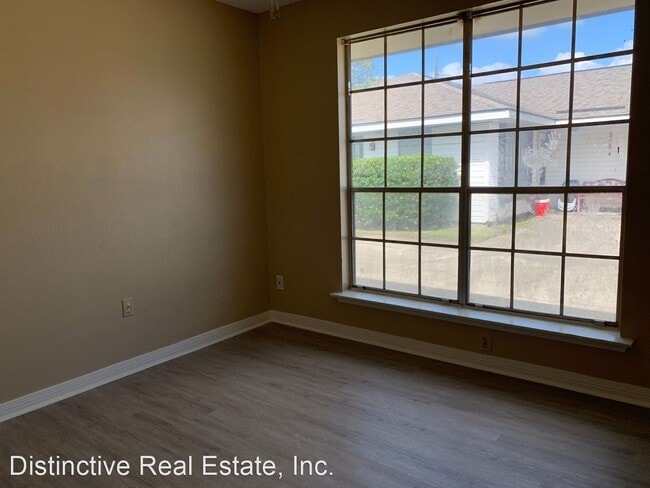 Building Photo - 3 br, 1.5 bath House - 104 Parkway North