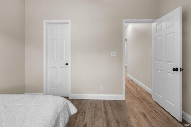 Building Photo - 3BR + Den + Biggest Fenced Yard in Neighbo...