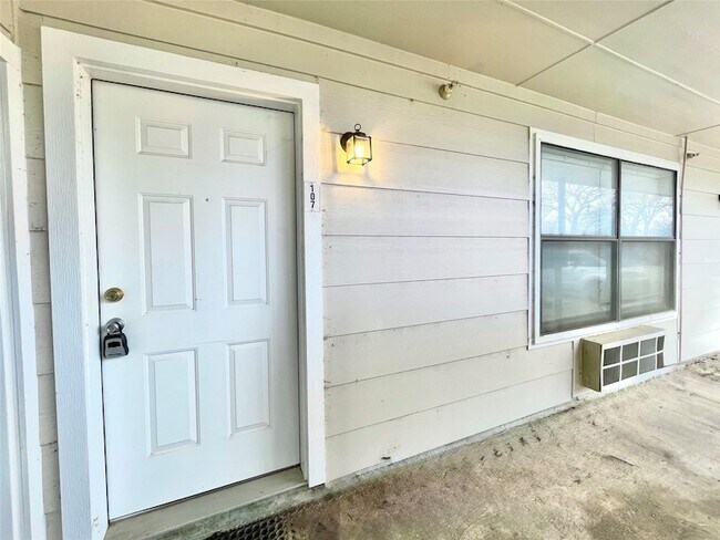 Building Photo - 701 W Sycamore St