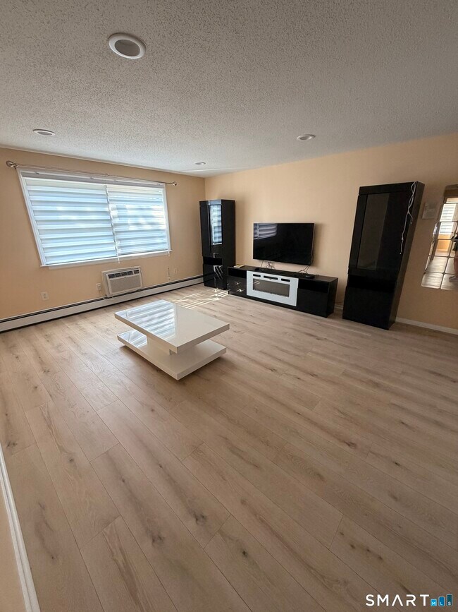 Building Photo - 265 Burritt St