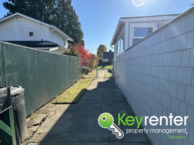 Building Photo - Classic North Tacoma Home with Character!