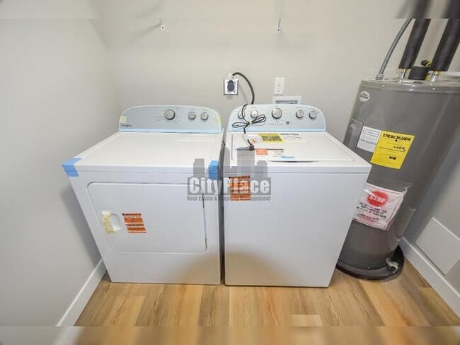 Building Photo - 2801 E Riverside Dr