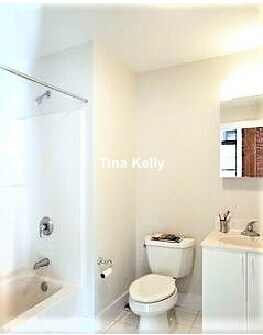 Building Photo - 10 Follen St