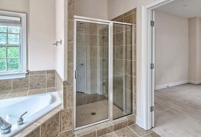 Building Photo - Recently Remodeled Lake Carolina Home