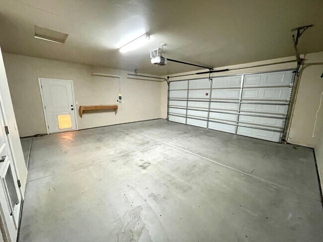 Building Photo - Beautiful 3 Bedroom Home in Hualapai Shadows! *HOME IS CURRENTLY OCCUPIED, PLEASE DO NOT DISTURB ...