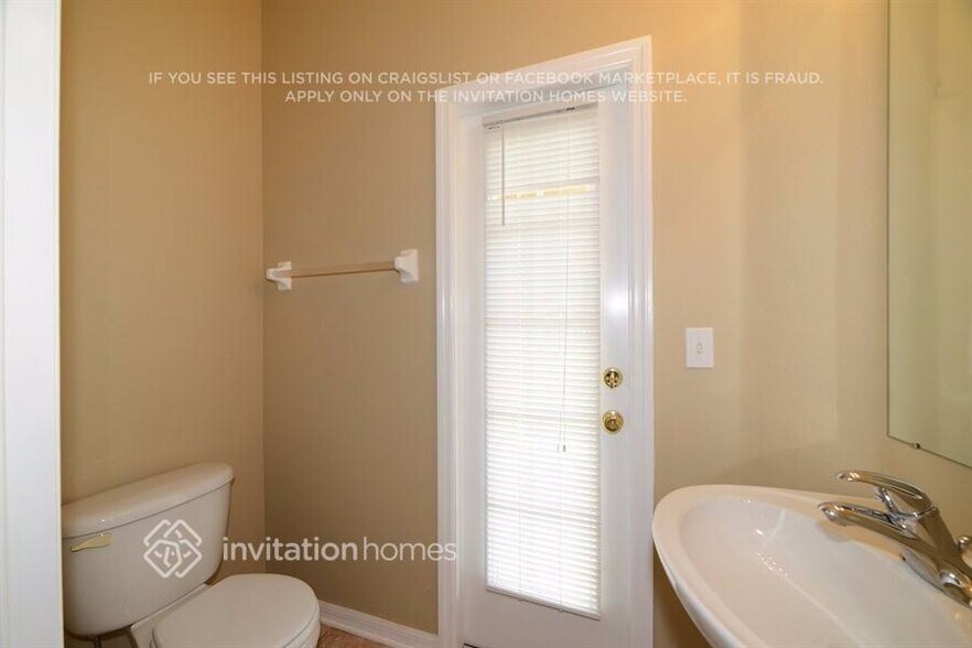 Building Photo - 3840 Stornoway Dr