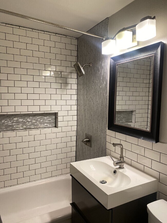 Building Photo - MOVE IN SPECIAL: Move in before November 2...