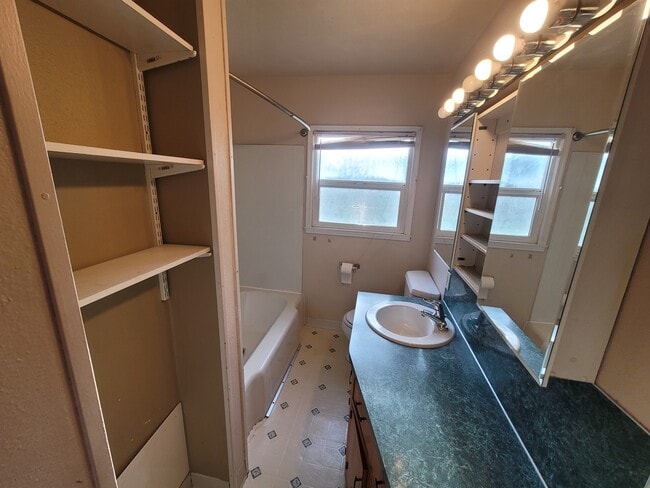 Building Photo - 711 Sanford Ave