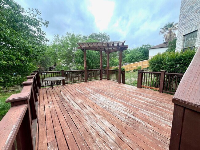 Building Photo - Spacious 3 Bedroom/2.5 Bath home with Large Game Room and Fabulous Deck ~ Move in Ready!