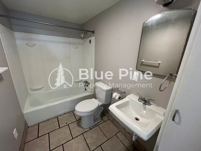 Building Photo - 548 E 113 N