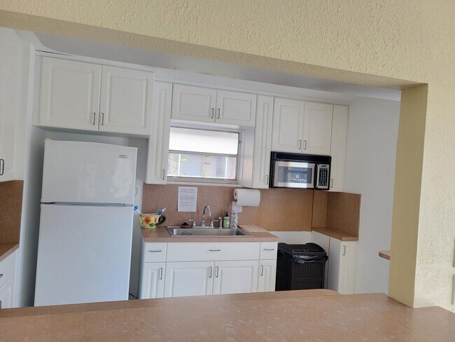 Building Photo - 1340 NE 28th Ave