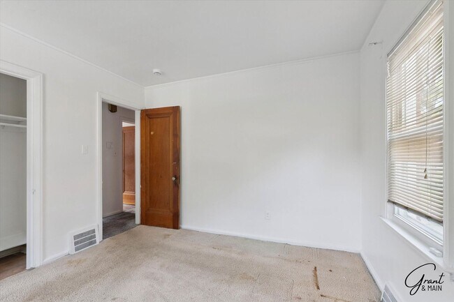 Building Photo - 3 bedroom bungalow $1250