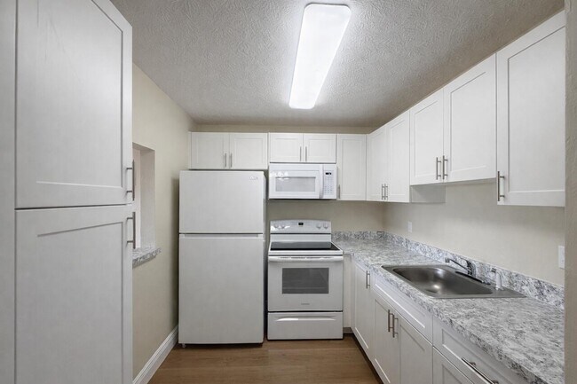 Building Photo - 700 Village Green Ct