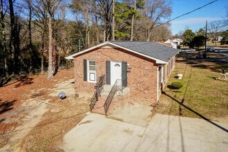 Building Photo - Large Single Family Home!