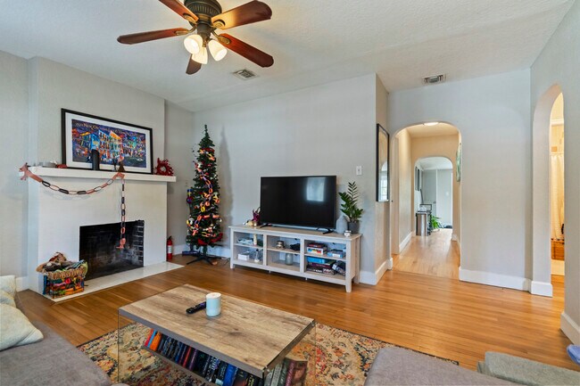 Building Photo - 548 NE 9th Ave