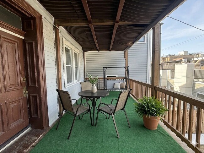 Building Photo - 1812 W Erie St