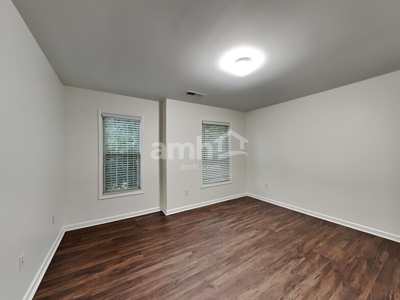 Building Photo - 17 Phaeton Ave