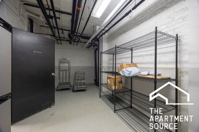 Building Photo - 1140 N La Salle Dr