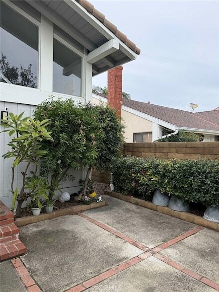 Building Photo - 408 N Flower St