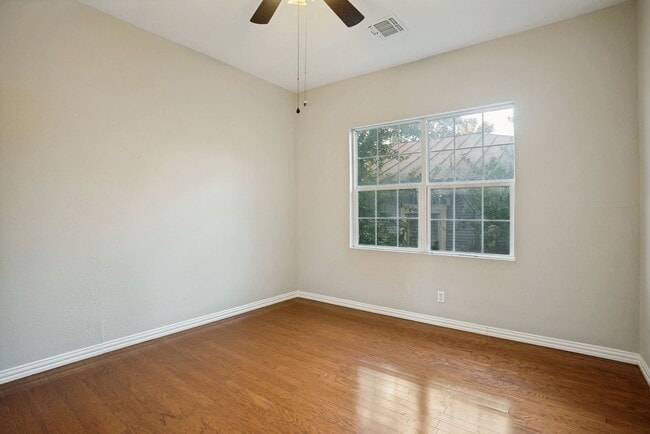 Building Photo - 2219 N Flores St