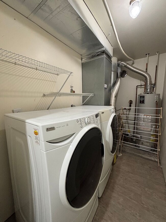 Building Photo - 4 Bedroom Townhome in Hawks Ridge