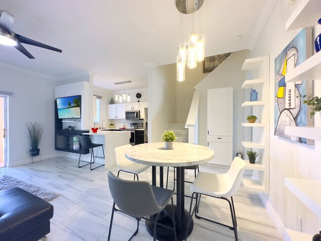 Building Photo - 1042 Calabria Ave