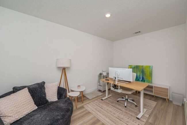 Building Photo - 3 Bedroom plus office/flex space in Crestv...