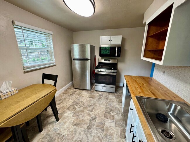 Building Photo - Charming 2-Bed 1-Bath Home in Avalon!